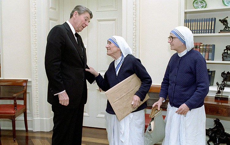 12/16/1985 Meeting with Mother Teresa of Calcutta with Sister Priscilla in oval office.